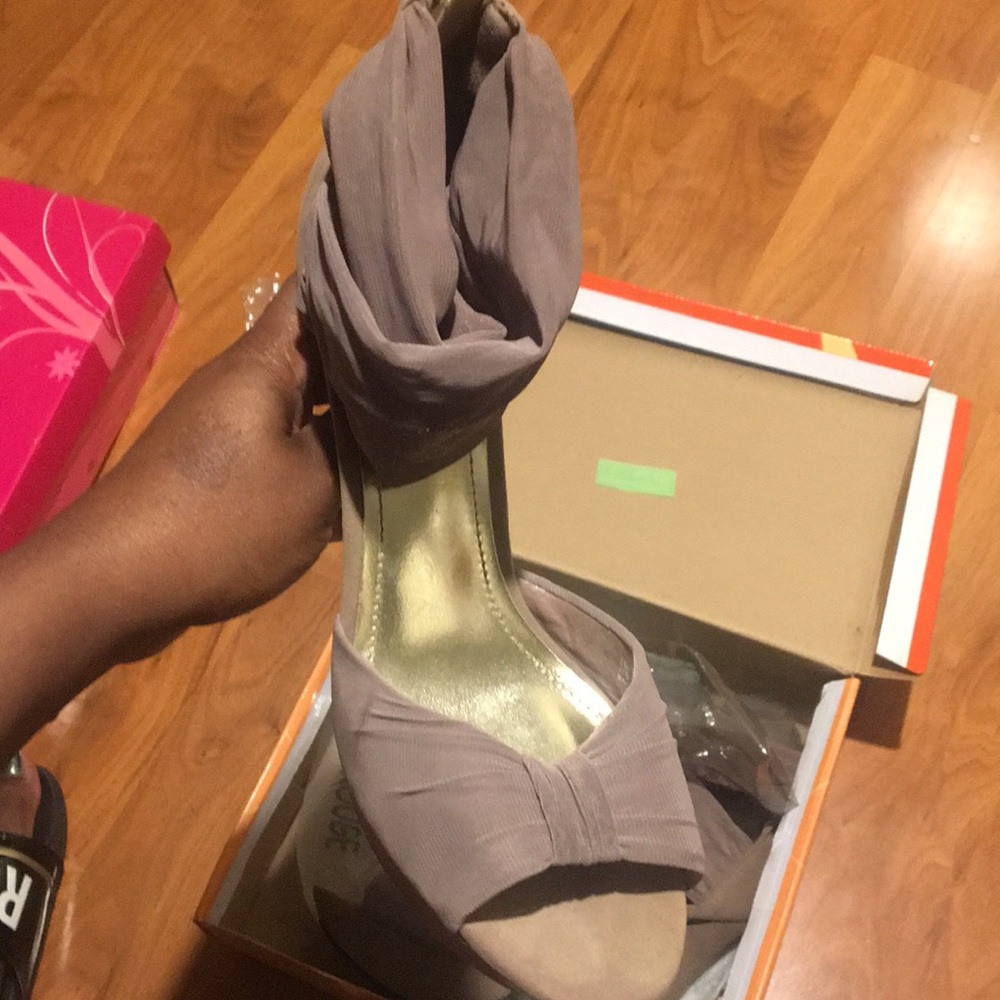 Shoe - Picture 2 of 4